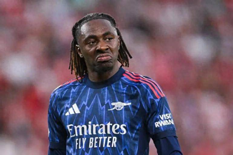 看完埃泽在左路的挣扎，才明白阿尔特塔的这次战术实验有多么失败